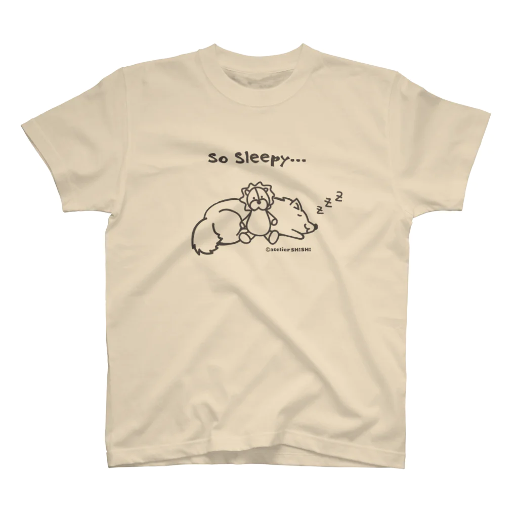 アトリエ・シシのSo Sleepy　眠たいワンコ Regular Fit T-Shirt