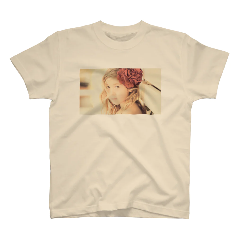 poppy22のセピアなフラワーガール Regular Fit T-Shirt