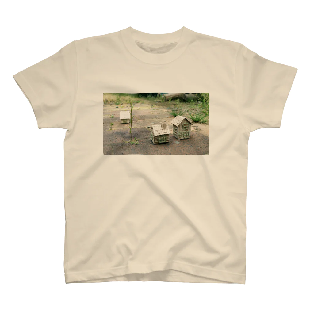 ぐら(GURA)の芽吹きの小屋【cardboard house】 Regular Fit T-Shirt