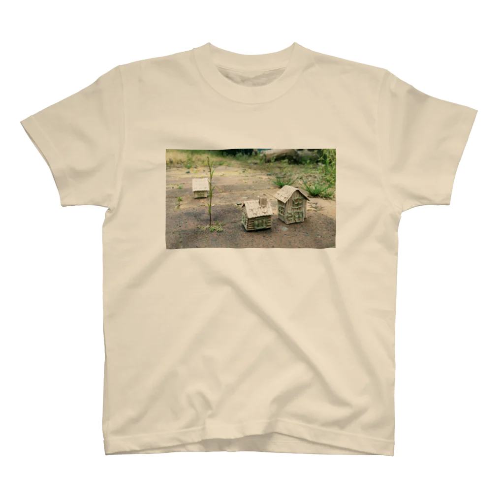 ぐら(GURA)の芽吹きの小屋【cardboard house】 スタンダードTシャツ