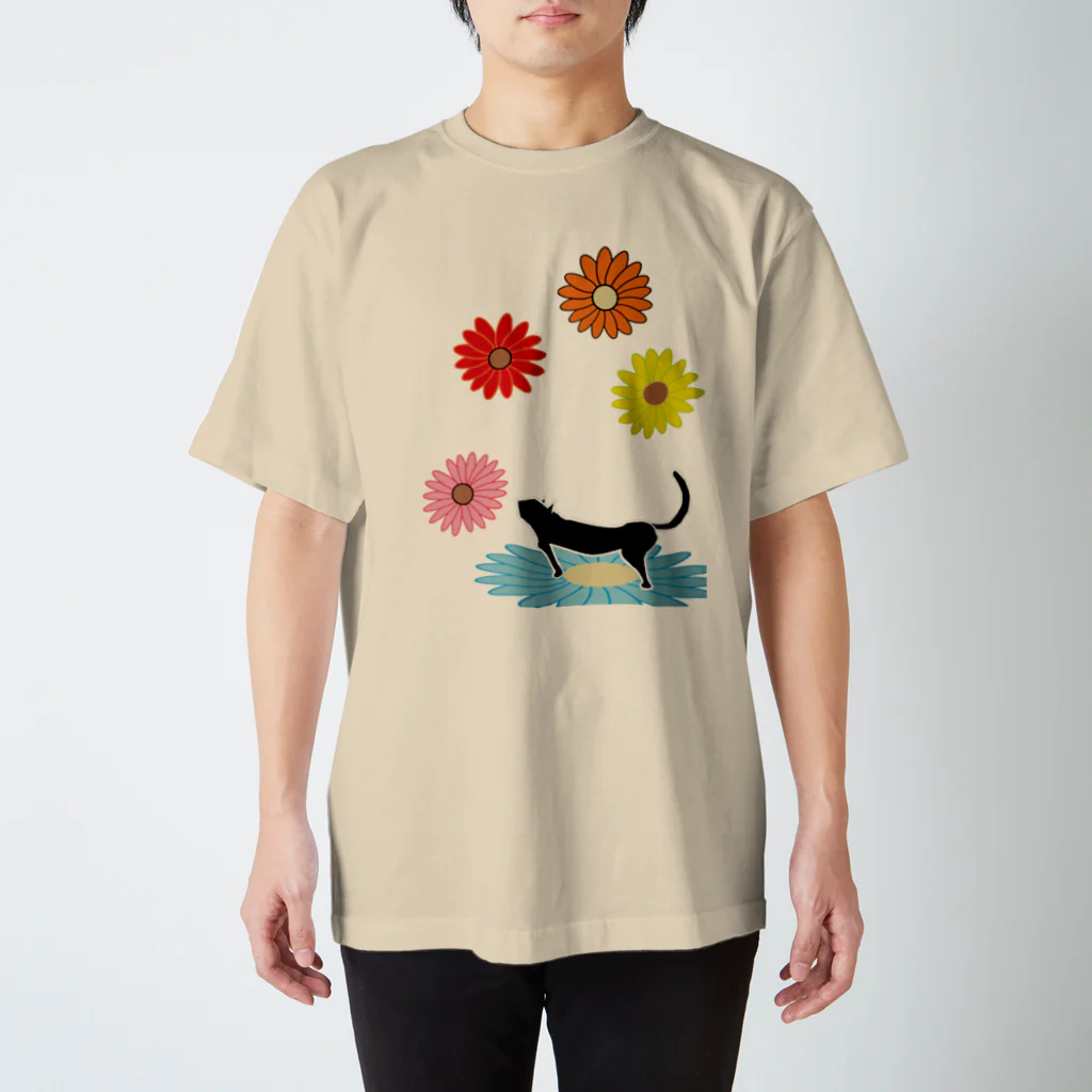 いっぷく処 てんてんの花の香りを嗅ぐ猫 Regular Fit T-Shirt