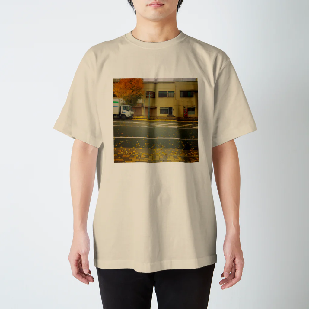 山本リエのAn incline  Regular Fit T-Shirt