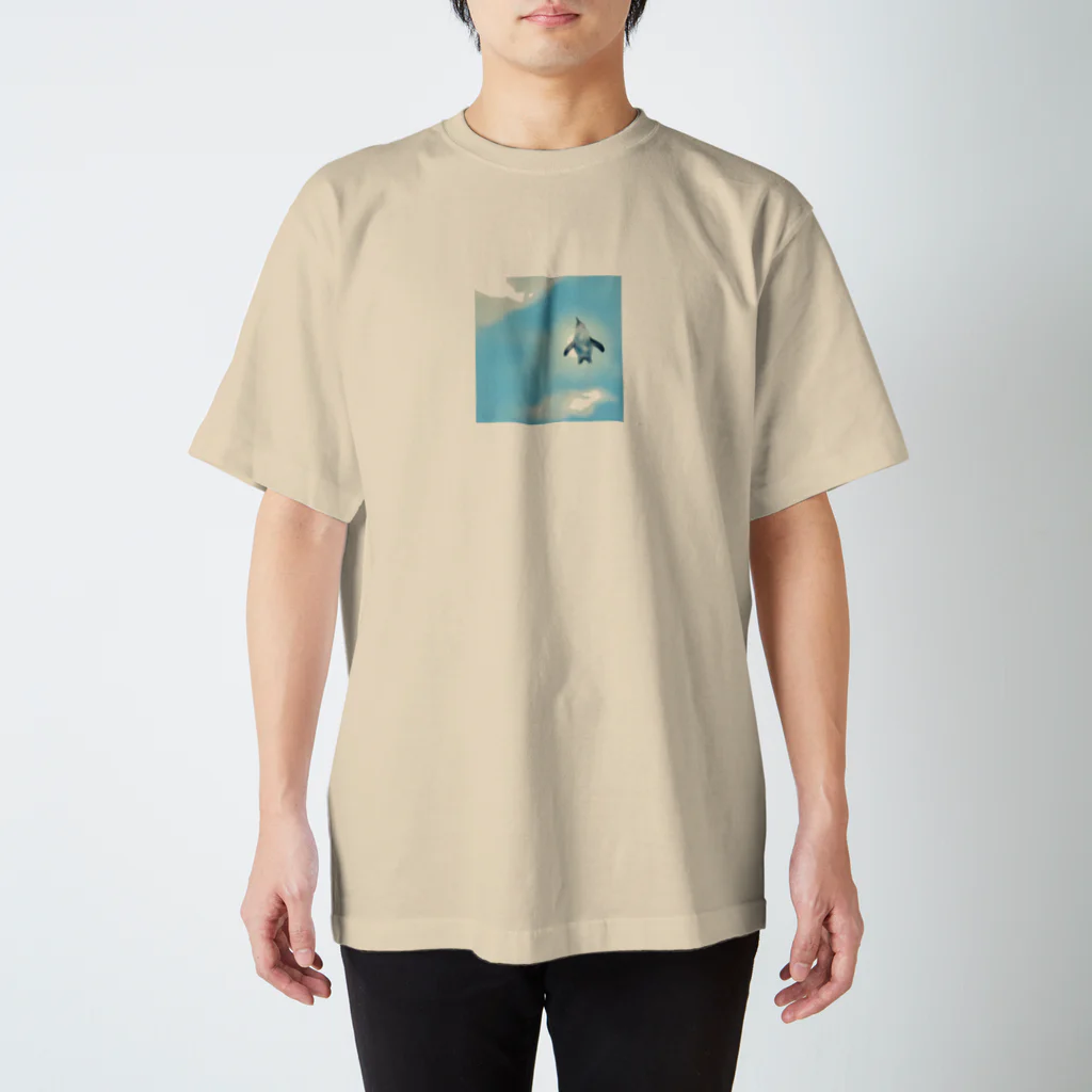 hamly hamuko.の空を泳ぐペンギン Regular Fit T-Shirt