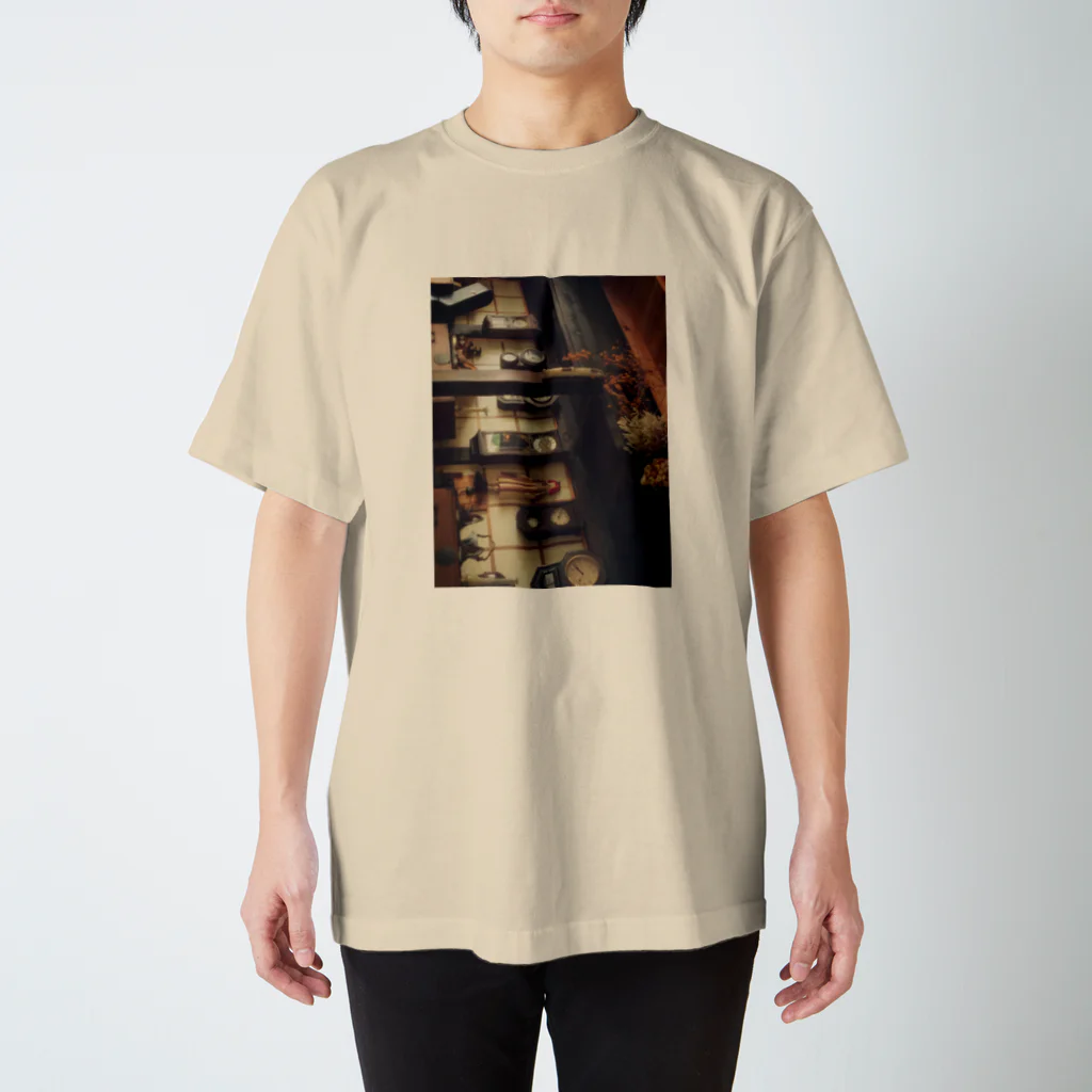 da_zzleeのあるカフェの壁 Regular Fit T-Shirt