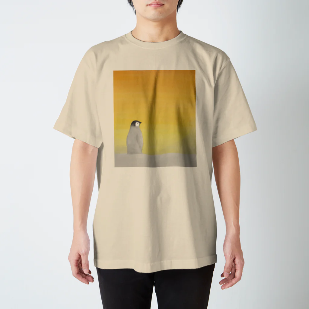 いずこの夕日の中の子ペンギン Regular Fit T-Shirt