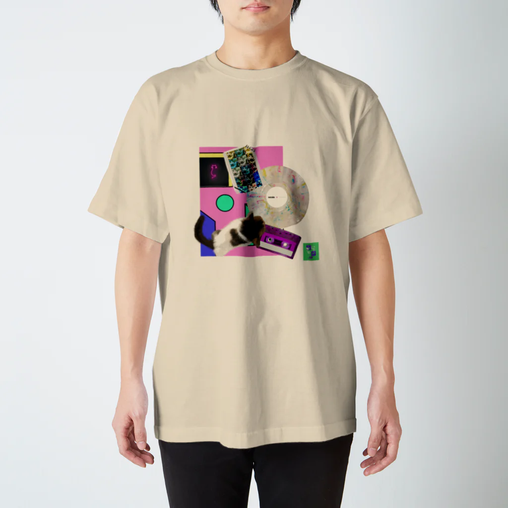 momo_emiのmomo_emi MOMOの背中にはハートが、レコード・カセットテープ♪ Regular Fit T-Shirt