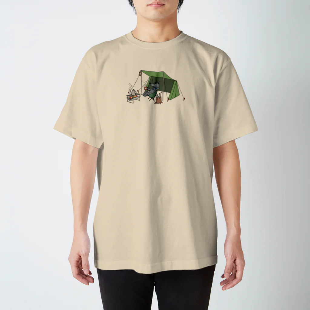 SHOP BØWNTENのキャンプで焚火を楽しむうるしちゃん スタンダードTシャツ