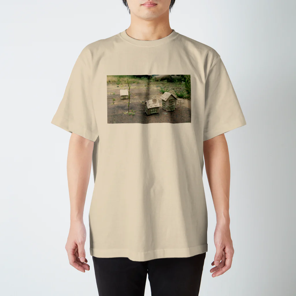 ぐら(GURA)の芽吹きの小屋【cardboard house】 スタンダードTシャツ