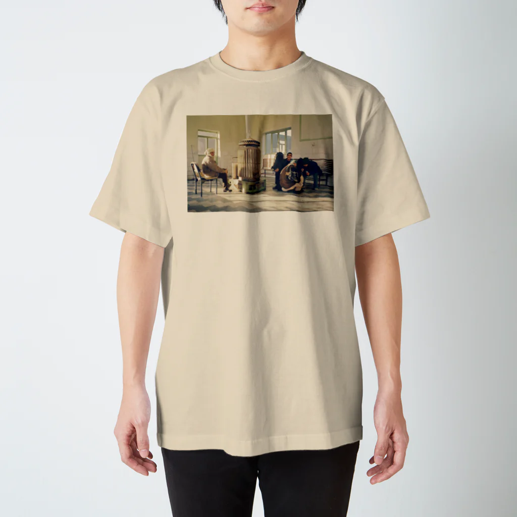 旅人マーシーのイランのとあるバス待合所 スタンダードTシャツ