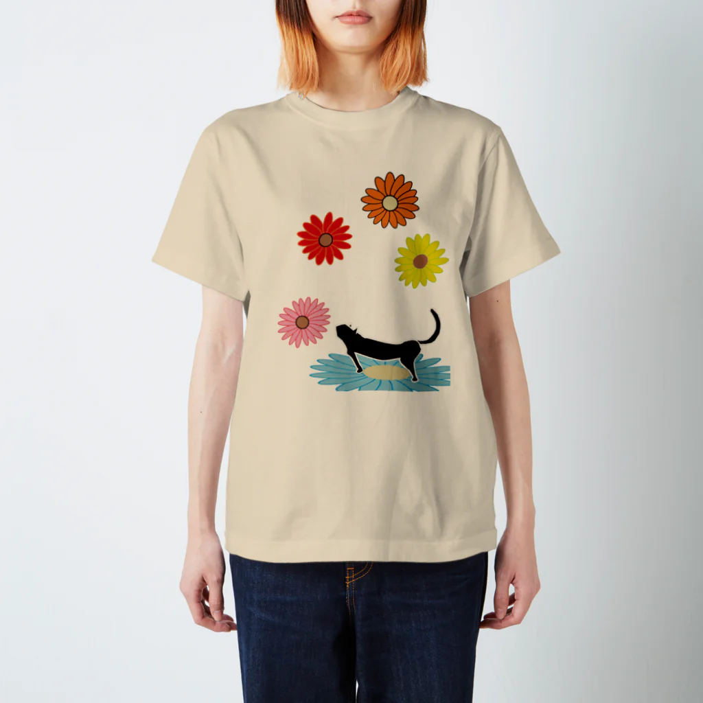 いっぷく処 てんてんの花の香りを嗅ぐ猫 Regular Fit T-Shirt