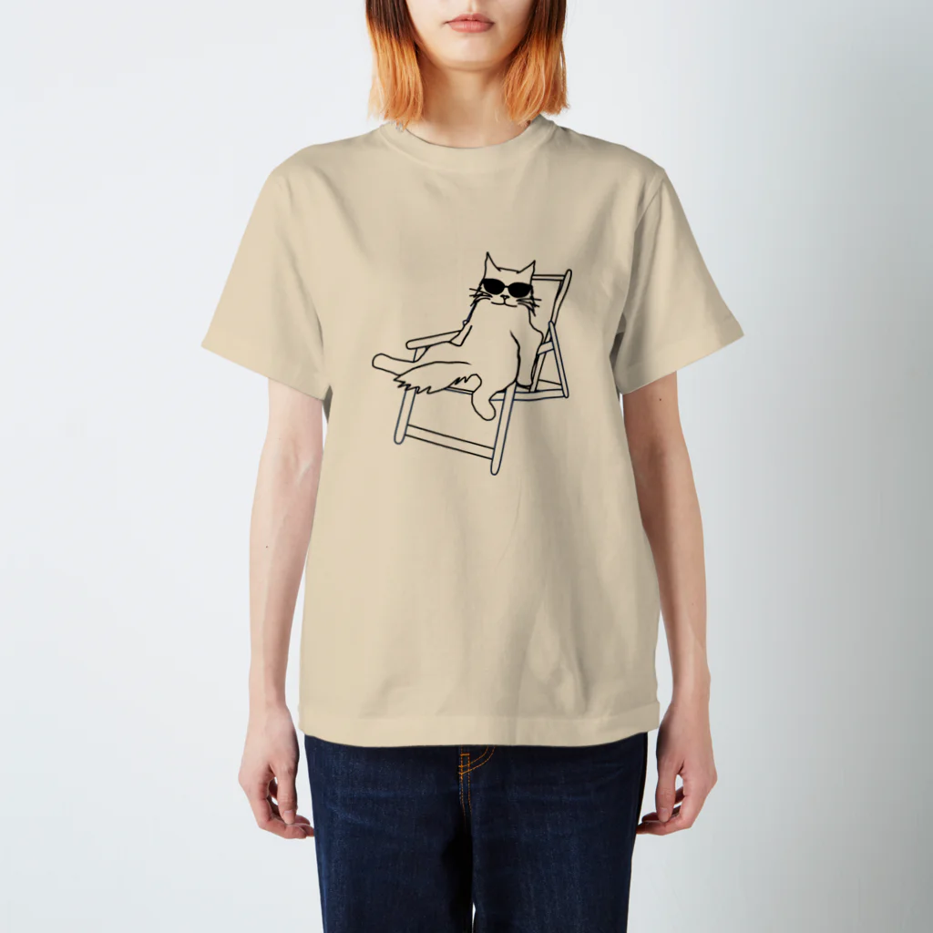 V Voca.のデッキチェアに座る猫 A スタンダードTシャツ