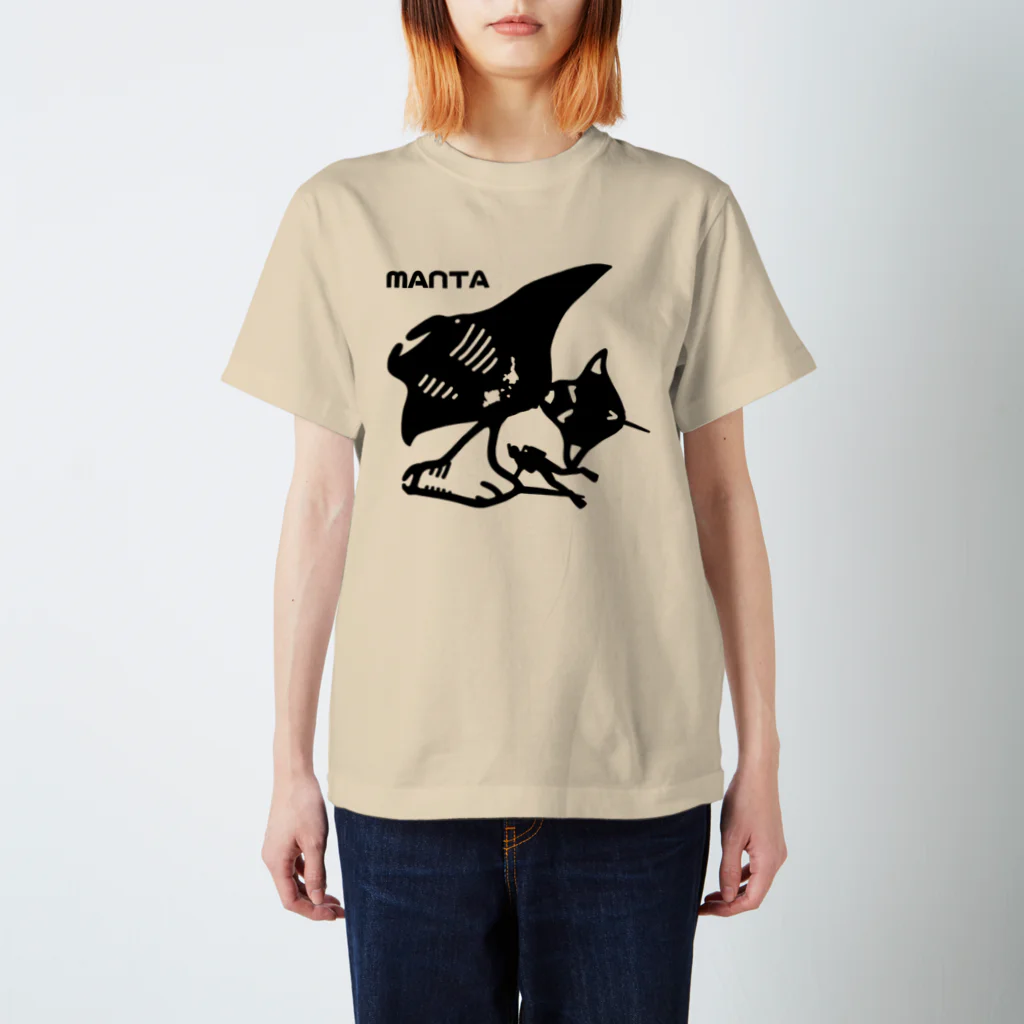 さちこの生物雑貨のナンヨウマンタ　(黒ver.) スタンダードTシャツ