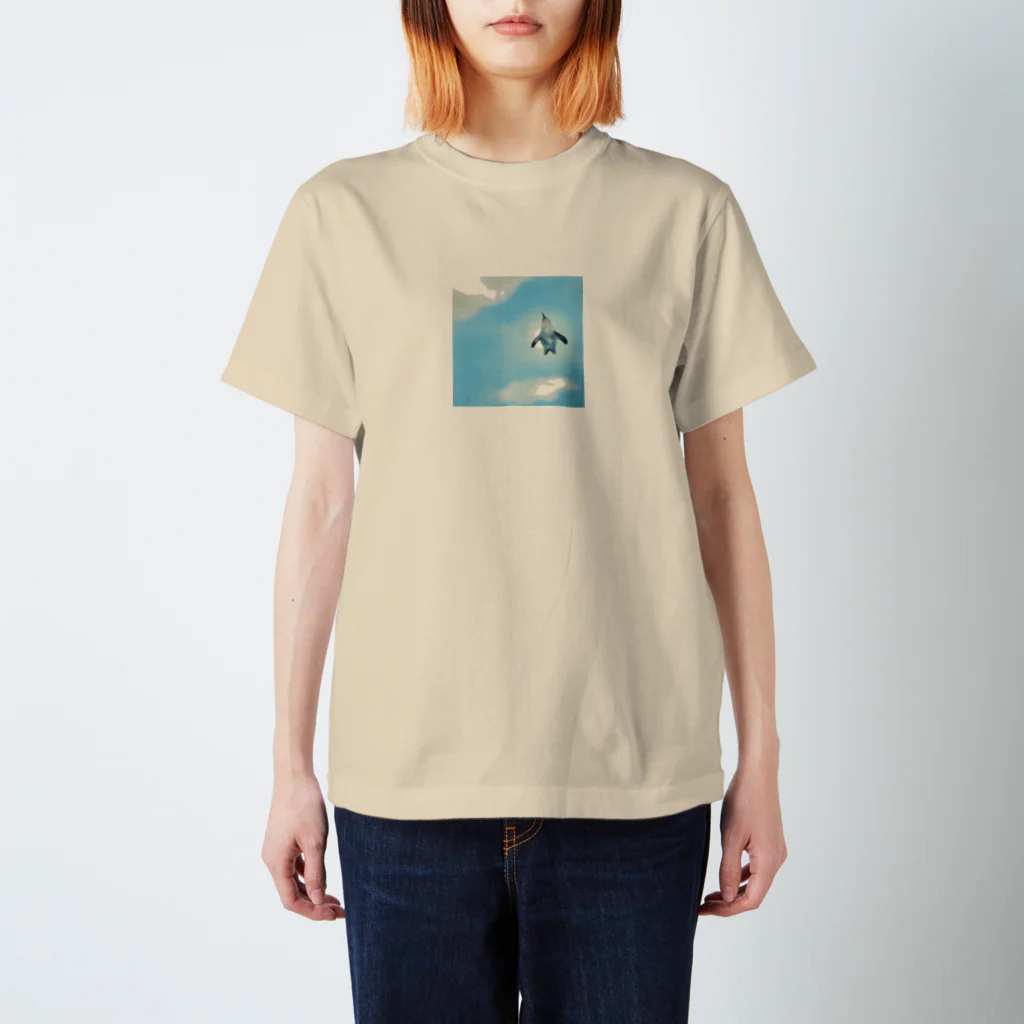 hamly hamuko.の空を泳ぐペンギン Regular Fit T-Shirt