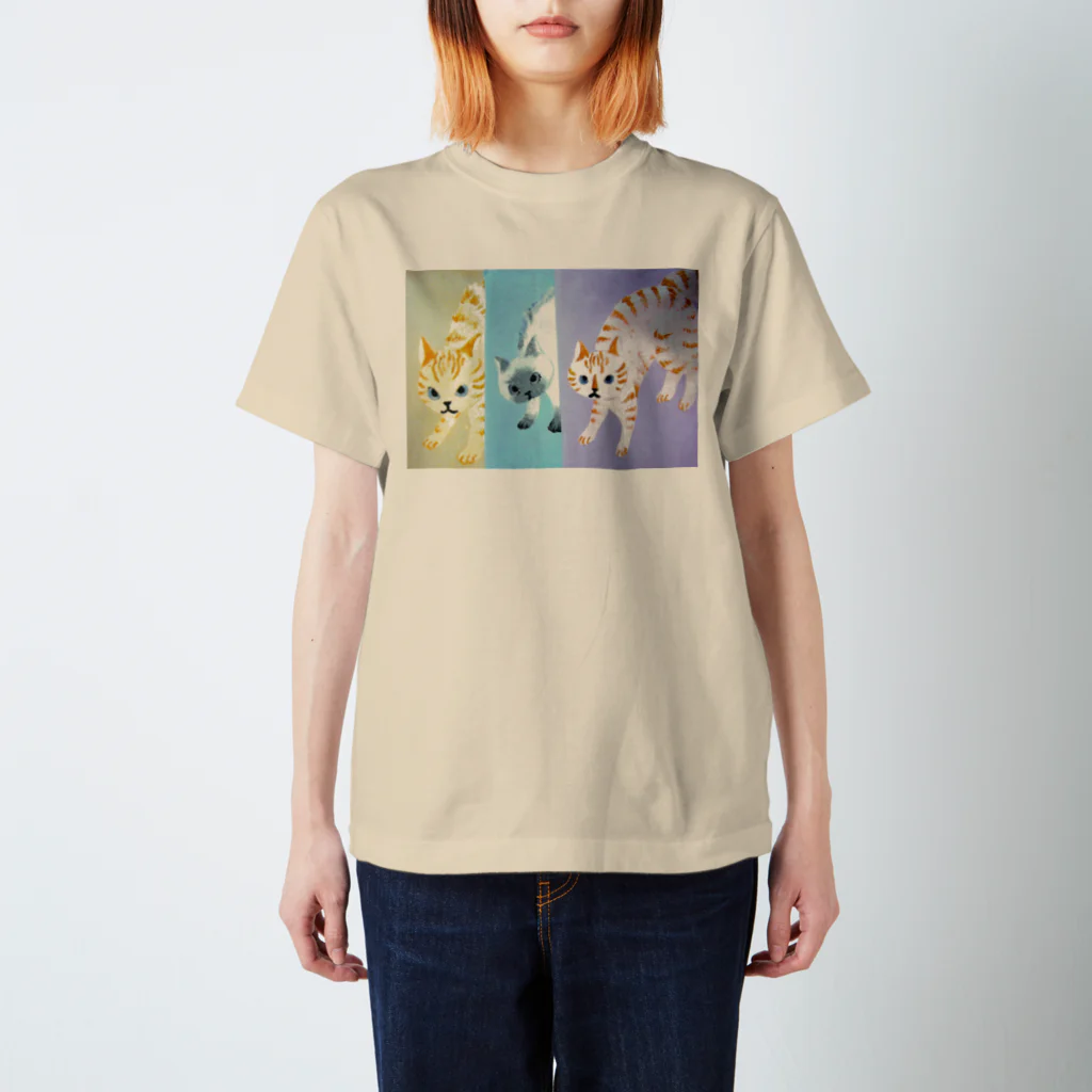 suzuejyaのシャーしてる猫猫猫 Regular Fit T-Shirt
