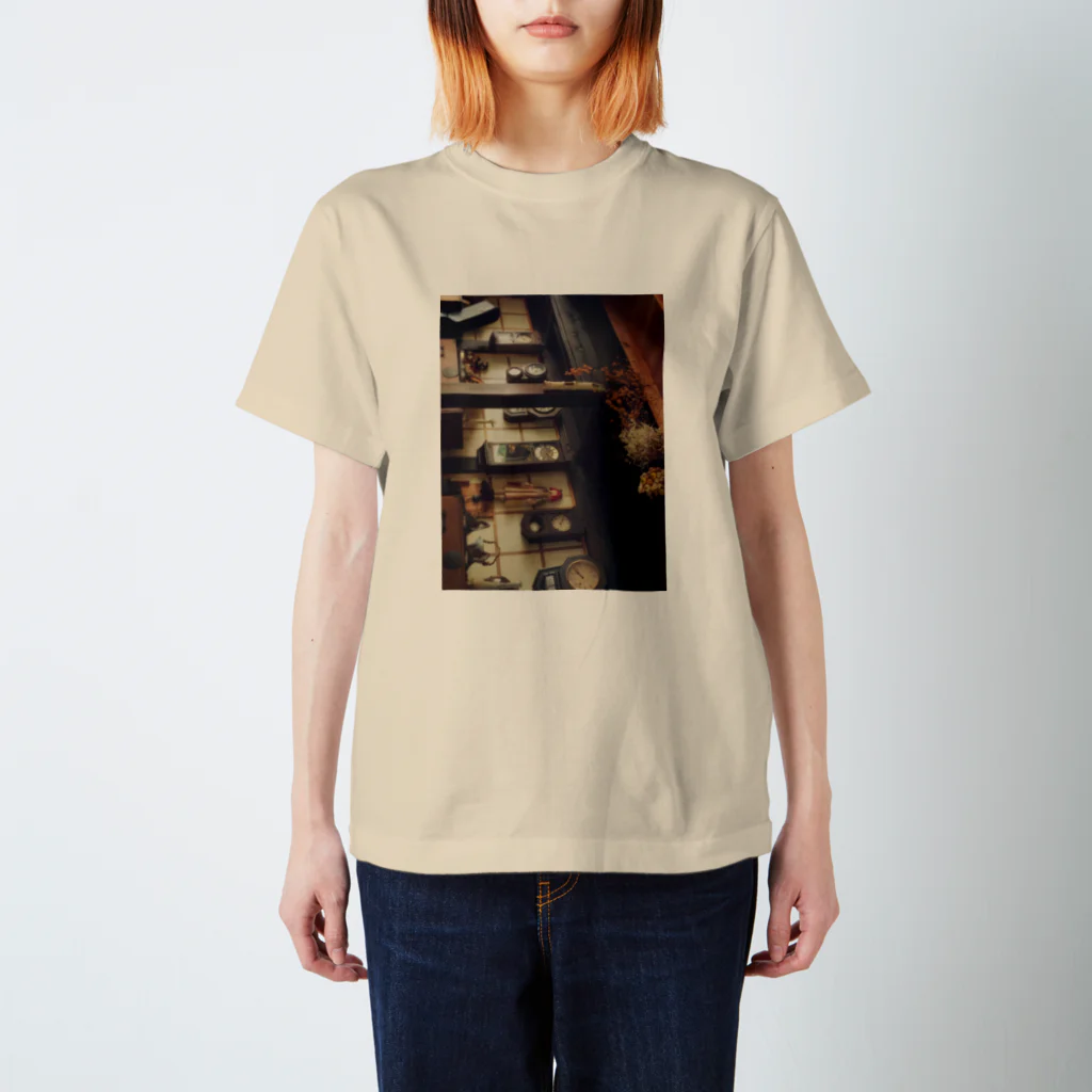 da_zzleeのあるカフェの壁 Regular Fit T-Shirt