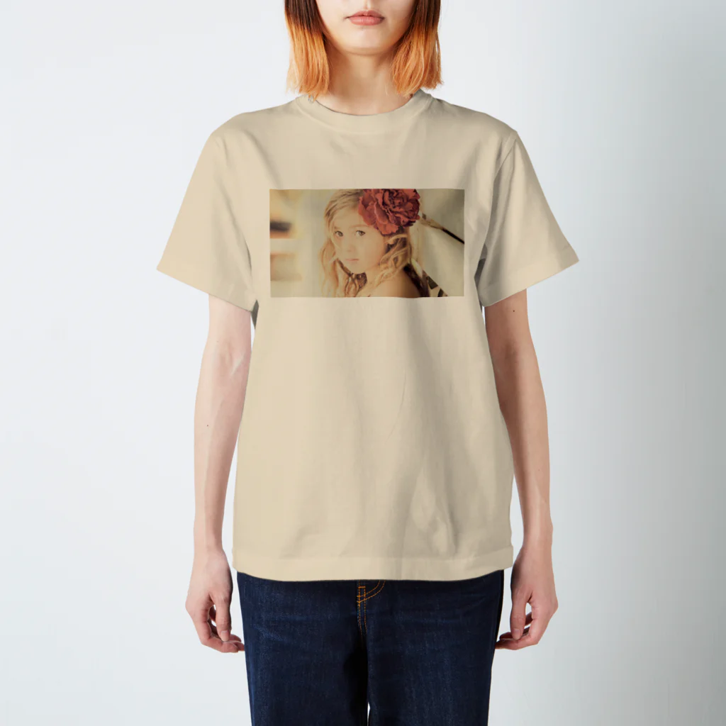 poppy22のセピアなフラワーガール Regular Fit T-Shirt