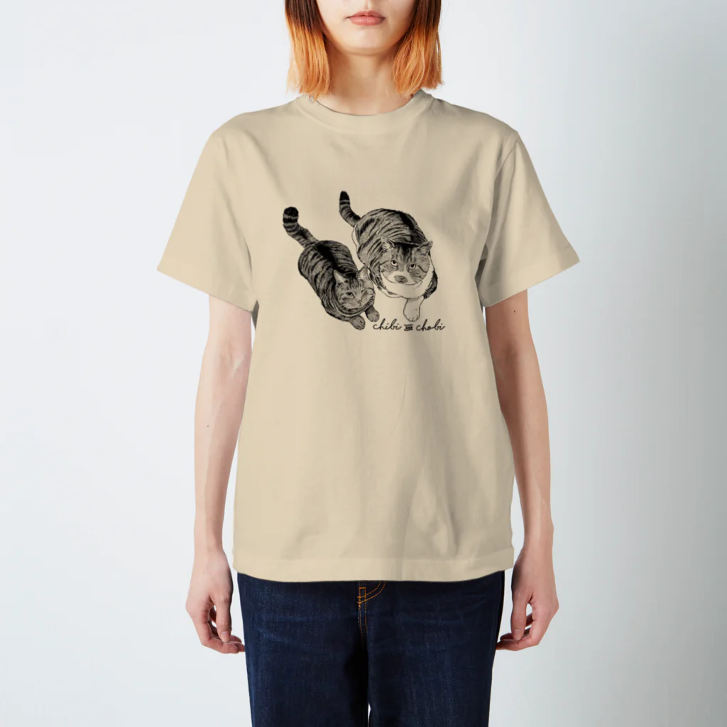 プレリ亭のキジトラ猫のチビとチョビ(ロゴ黒) スタンダードTシャツ