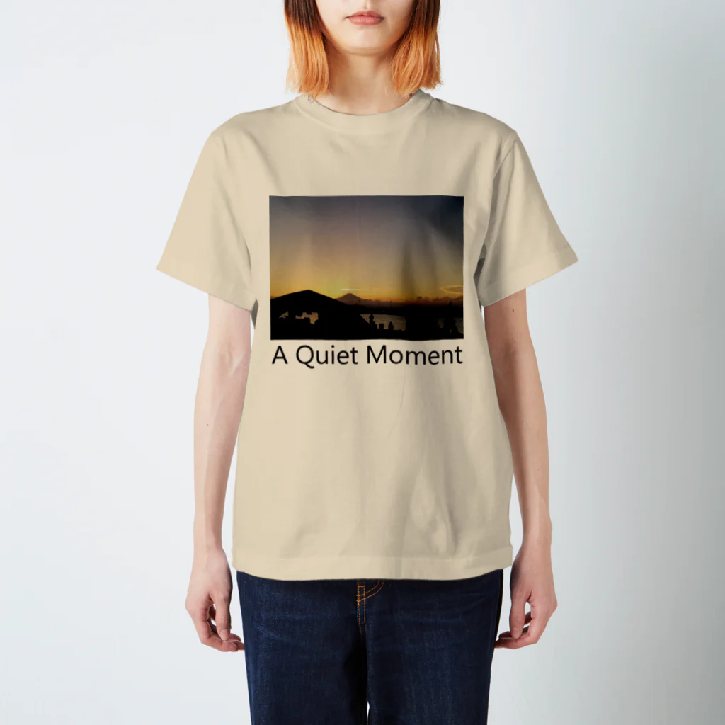 ファンタスティック・サムシングの夕焼けどきの富士山 Tシャツ Regular Fit T-Shirt