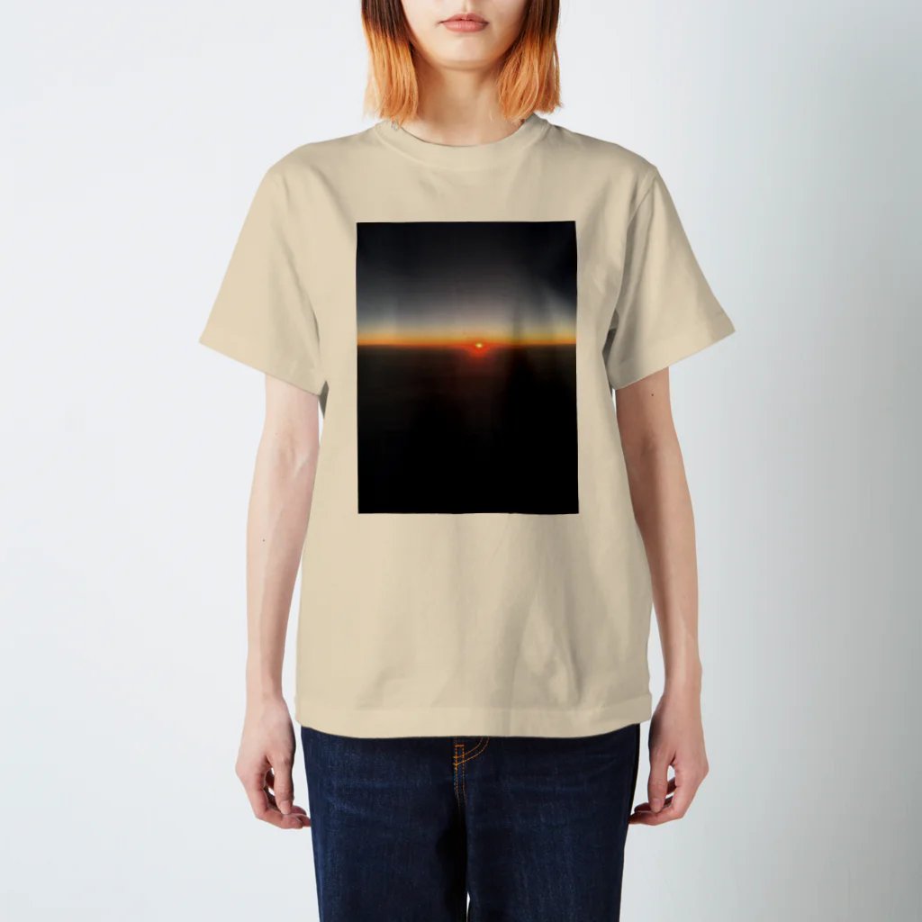 びーんのお店の雲の上の朝日 スタンダードTシャツ