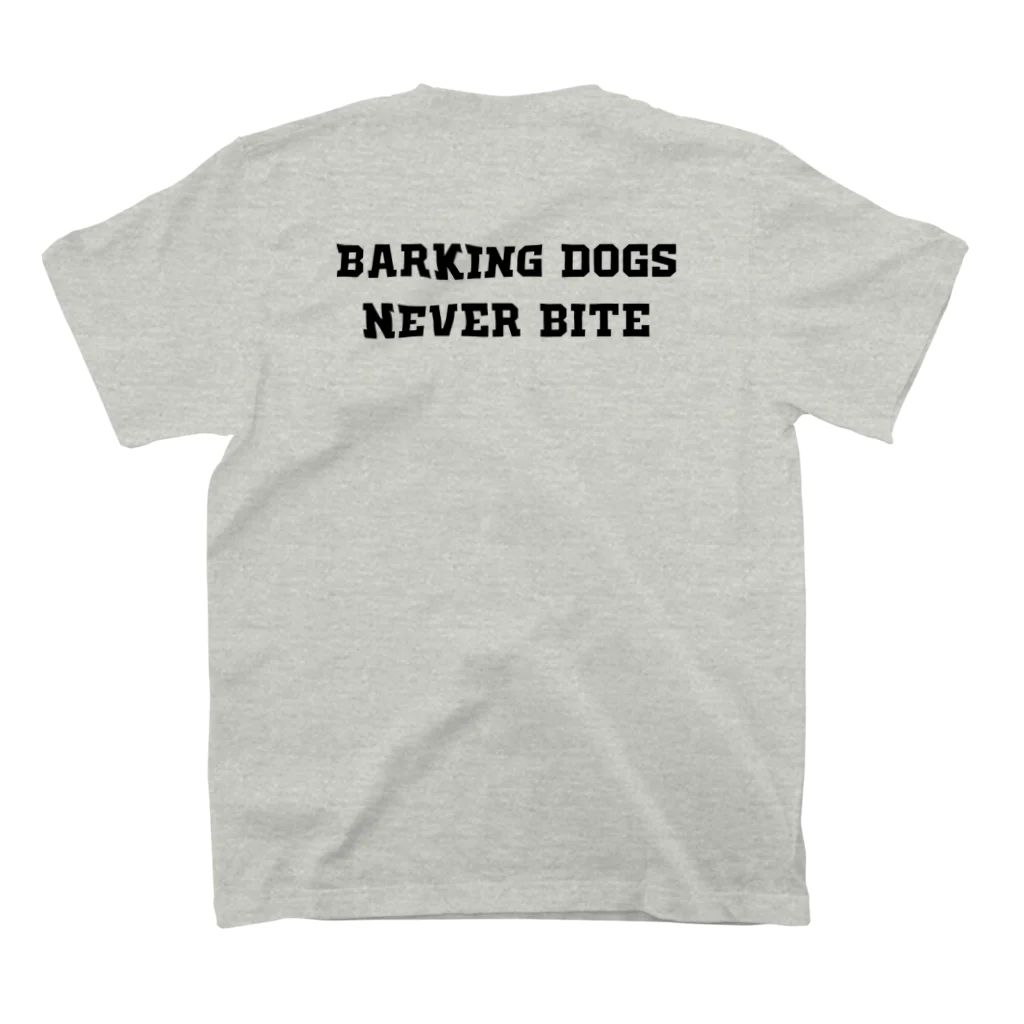 too muchの人間用の吠える犬は噛まない スタンダードTシャツの裏面