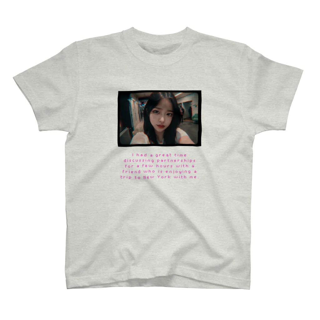 Association Against Mirroring Selfiesのa missing girl スタンダードTシャツ