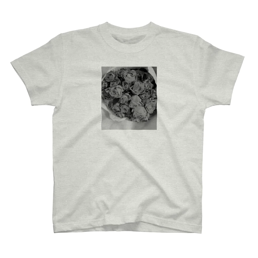 saraのバラの花束 Regular Fit T-Shirt