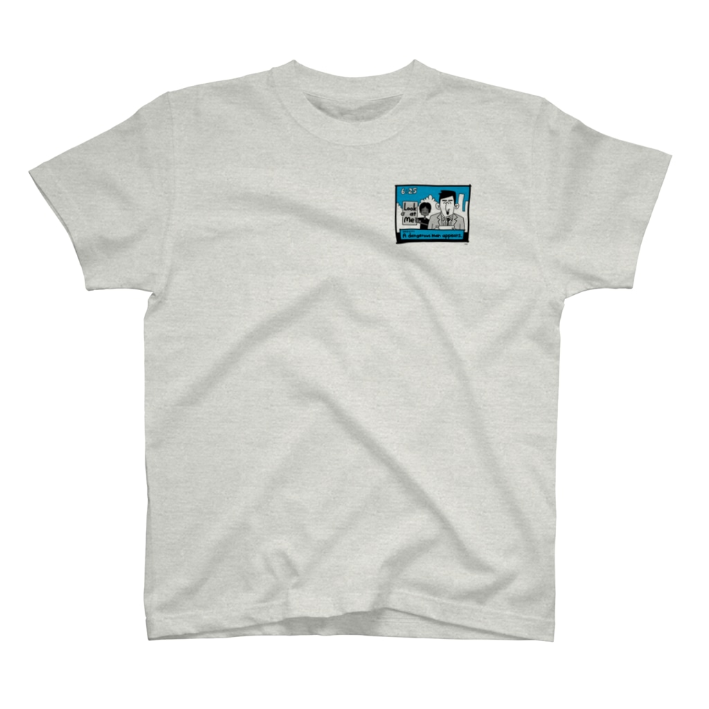 りおたのニュースの後ろに不審者が…！ Regular Fit T-Shirt