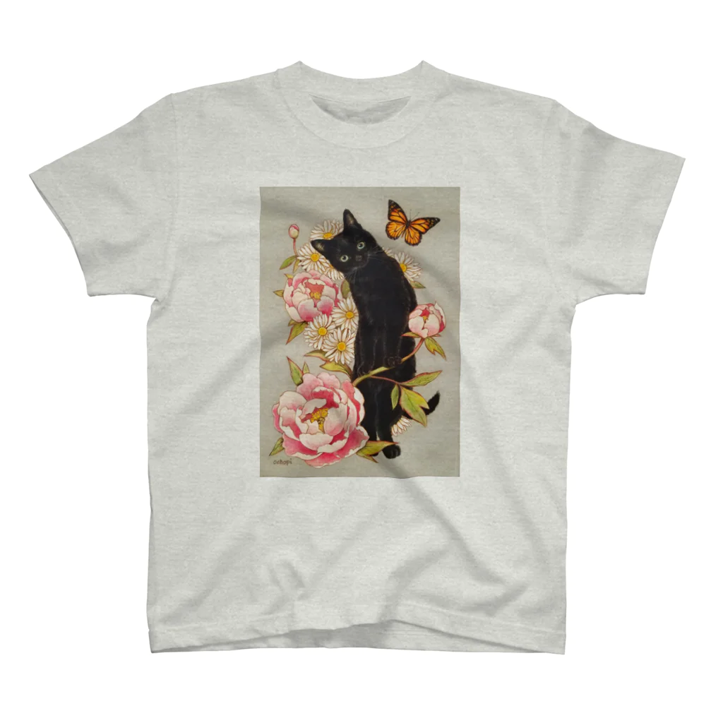 おちょぴのピンクの牡丹と黒猫 Regular Fit T-Shirt