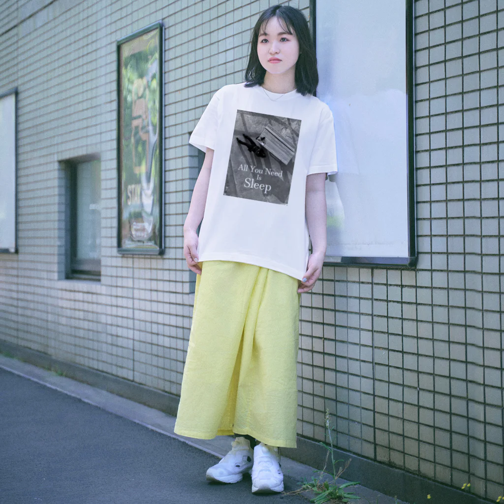 だずるの写真を使った何か店のAll You Need Is Sleep Regular Fit T-Shirt