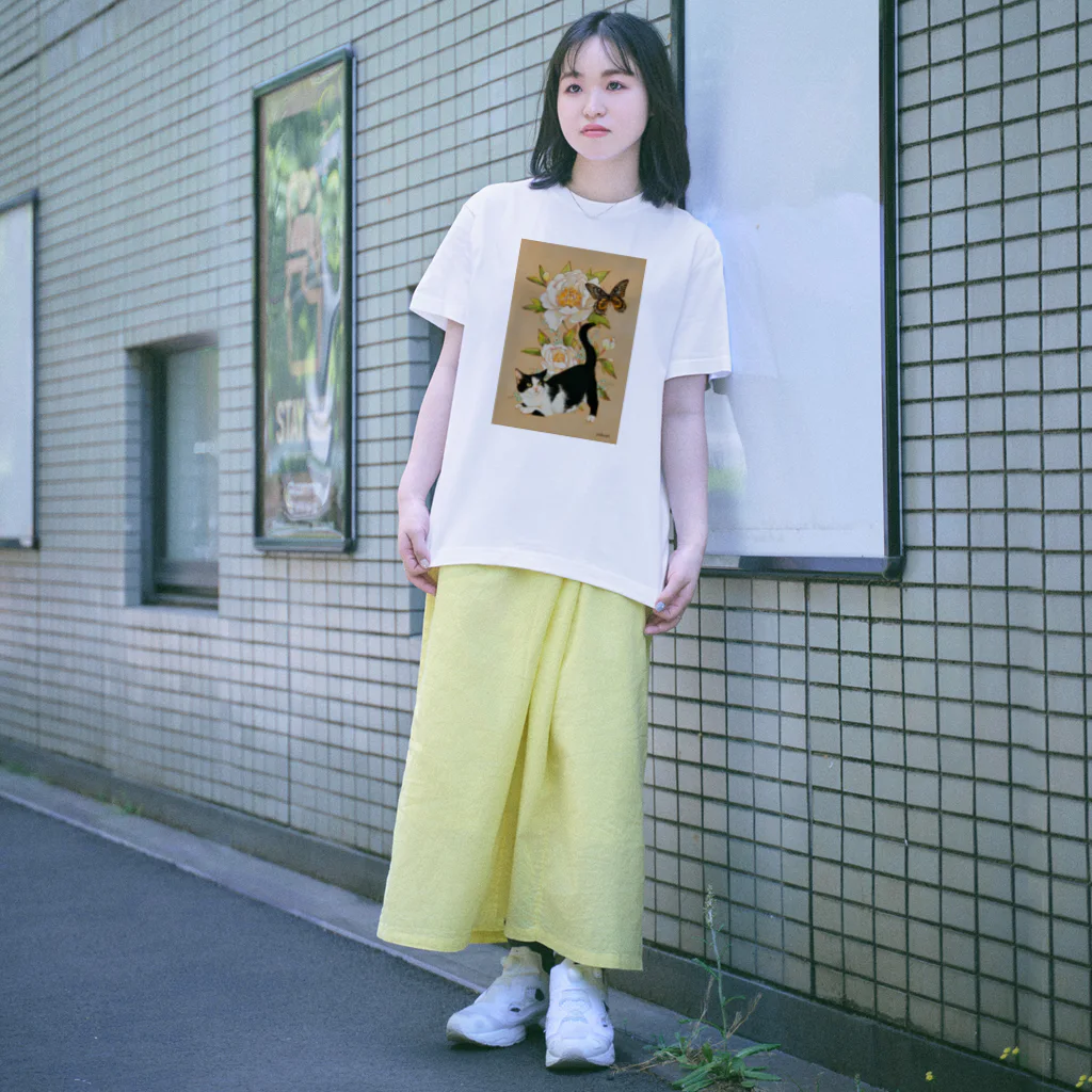おちょぴの白い牡丹とハチワレ猫 Regular Fit T-Shirt