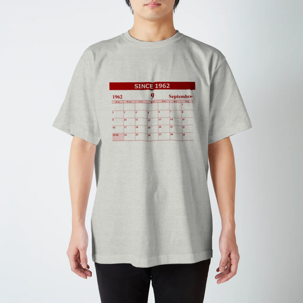 moimoi365／誕生日カレンダーアイテム専門店の1962年9月生まれ(昭和37年)　生年月カレンダー 還暦祝い Regular Fit T-Shirt