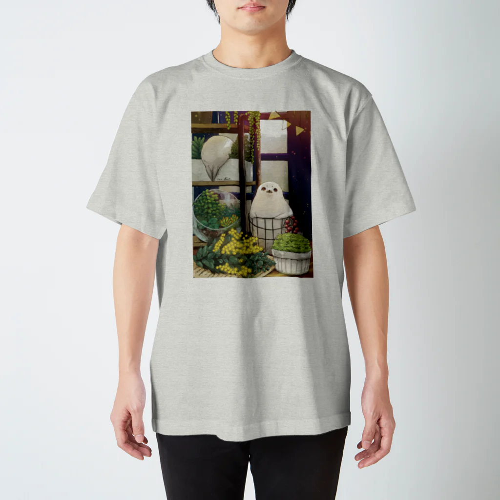 BARE FEET/猫田博人の窓辺のアザラシTシャツ Regular Fit T-Shirt