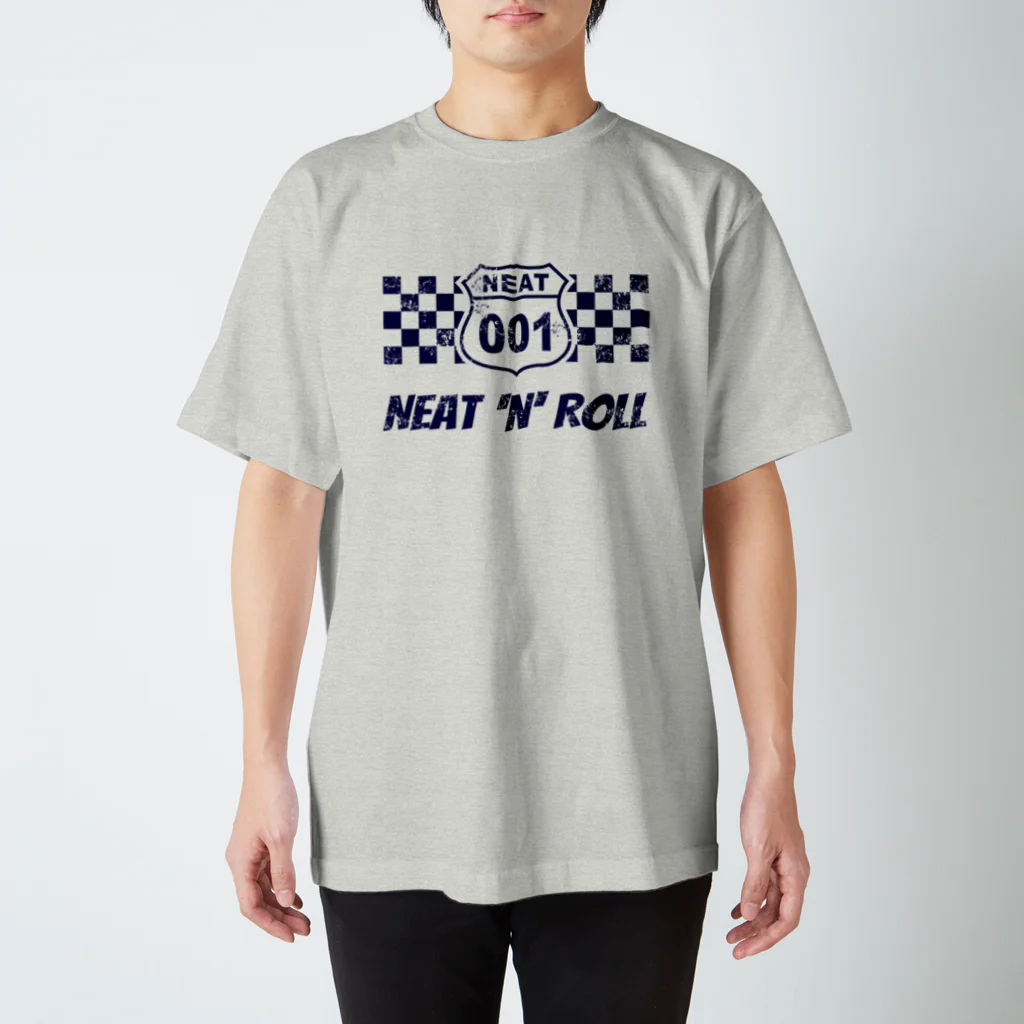 NEAT001のNEAT001ロゴ＋チェッカーフラッグ （淡色生地用） Regular Fit T-Shirt