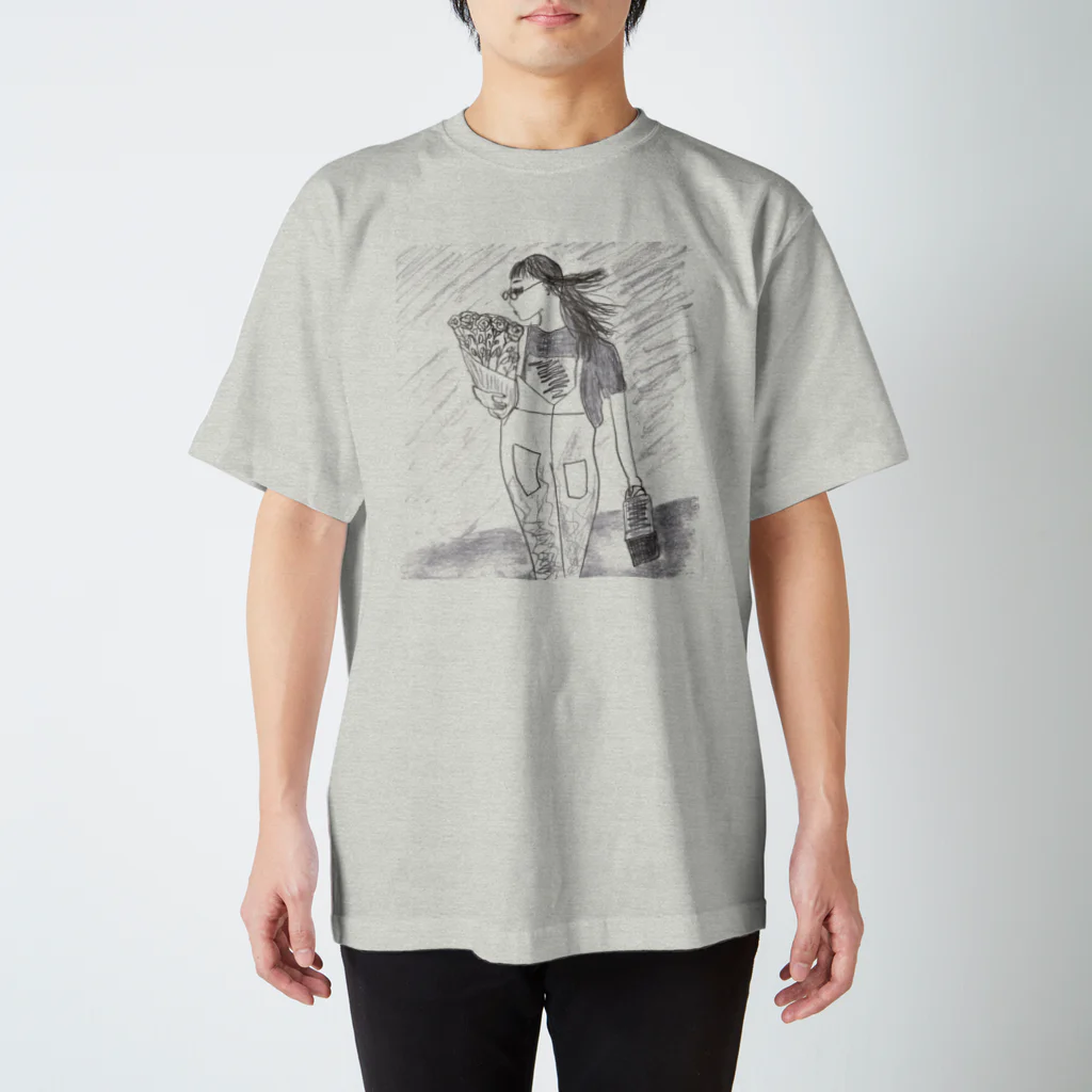 hiking_dressの花を抱えている女性 Regular Fit T-Shirt