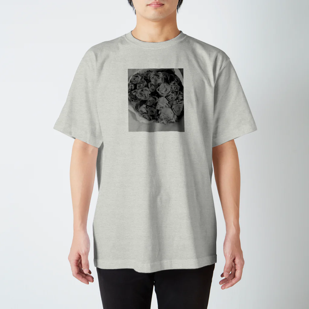 saraのバラの花束 Regular Fit T-Shirt