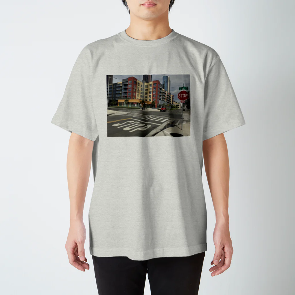 kisaragi0210の外国の街並み Regular Fit T-Shirt