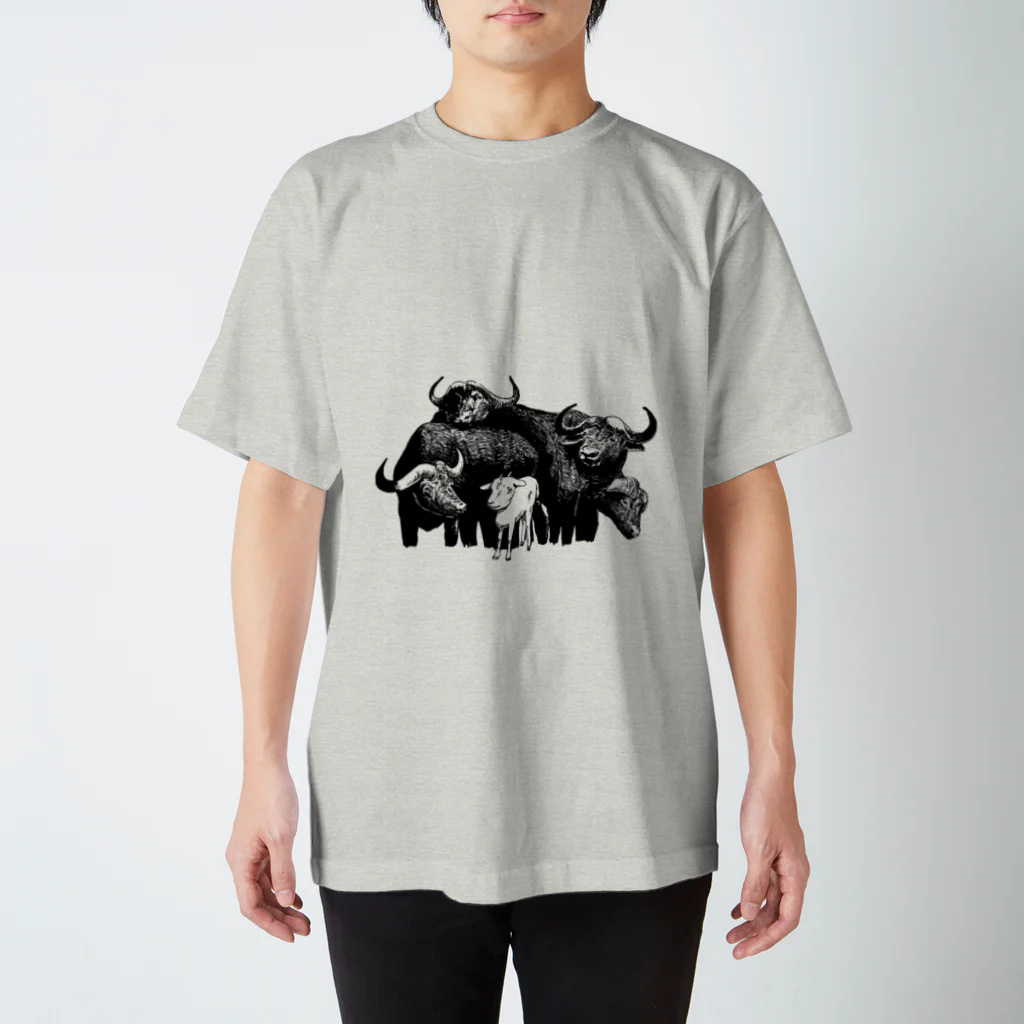 cosakuの水牛の群れの中のヤギ Regular Fit T-Shirt