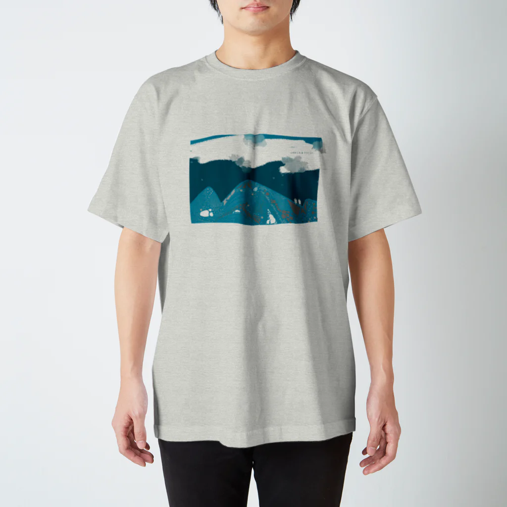 深夜の山奥のふゆのしろはうつくしい スタンダードTシャツ