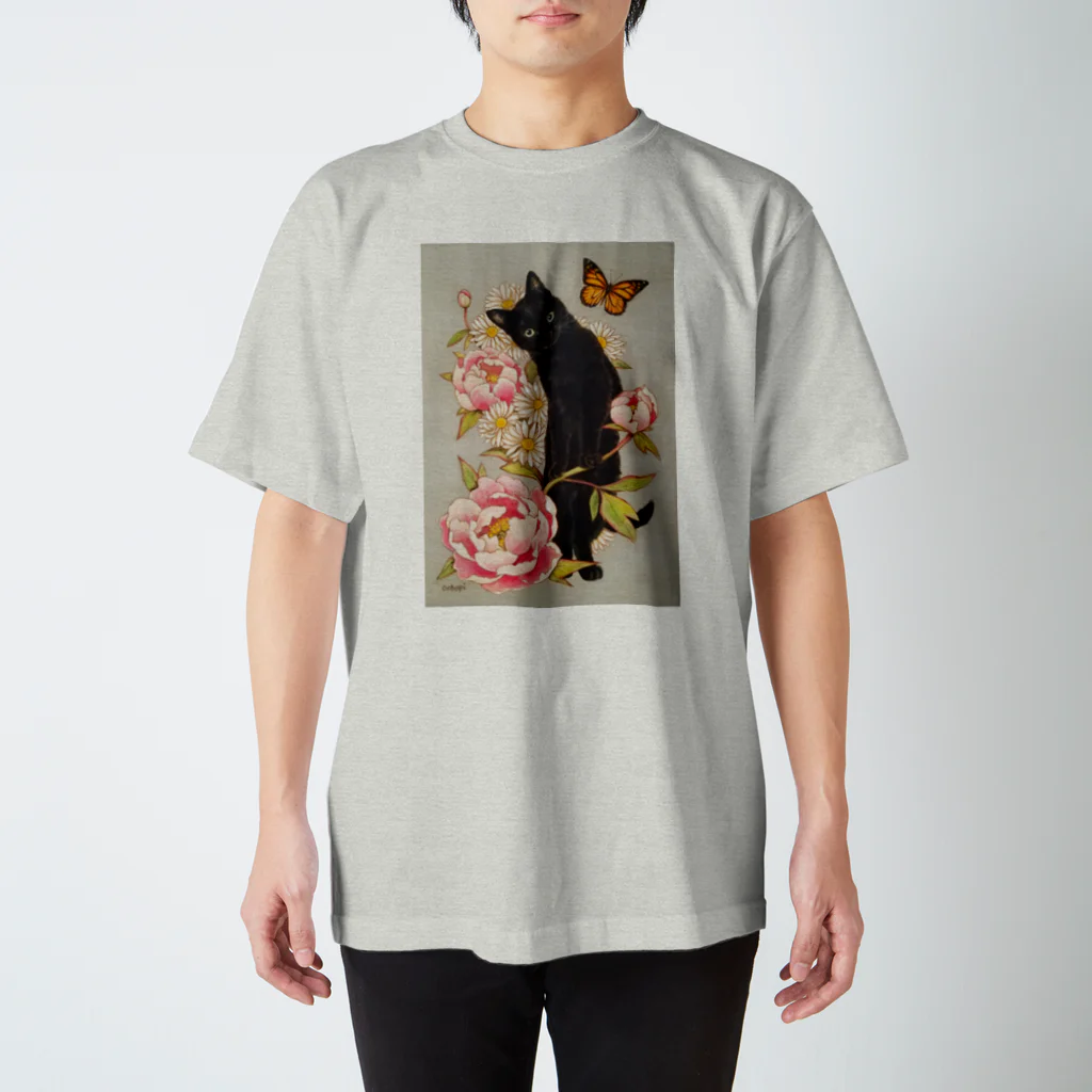 おちょぴのピンクの牡丹と黒猫 Regular Fit T-Shirt