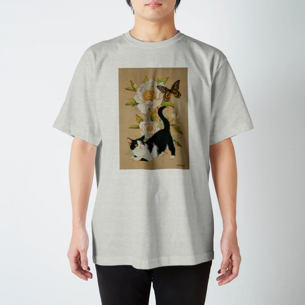 おちょぴの白い牡丹とハチワレ猫 Regular Fit T-Shirt
