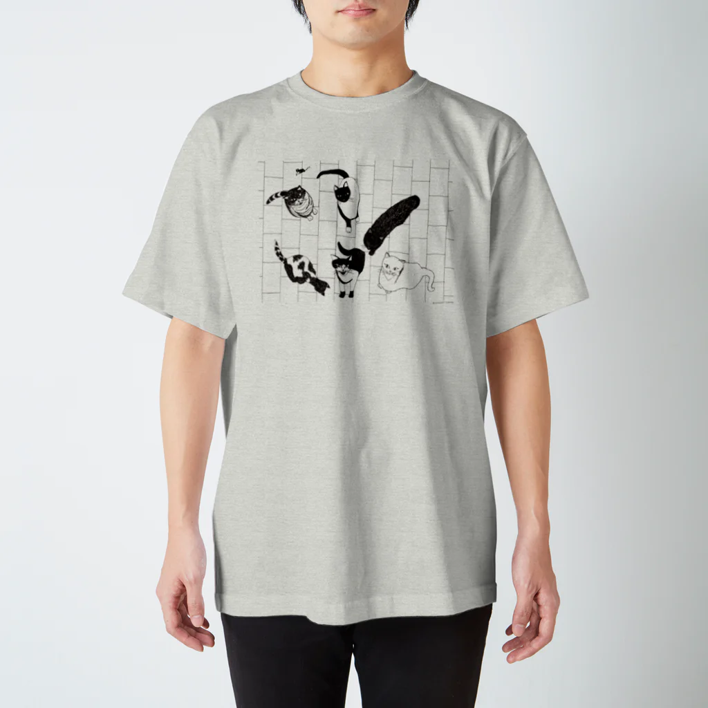 金川カモメ(Kanagawa Kamome)のご飯をねだる猫たち Regular Fit T-Shirt