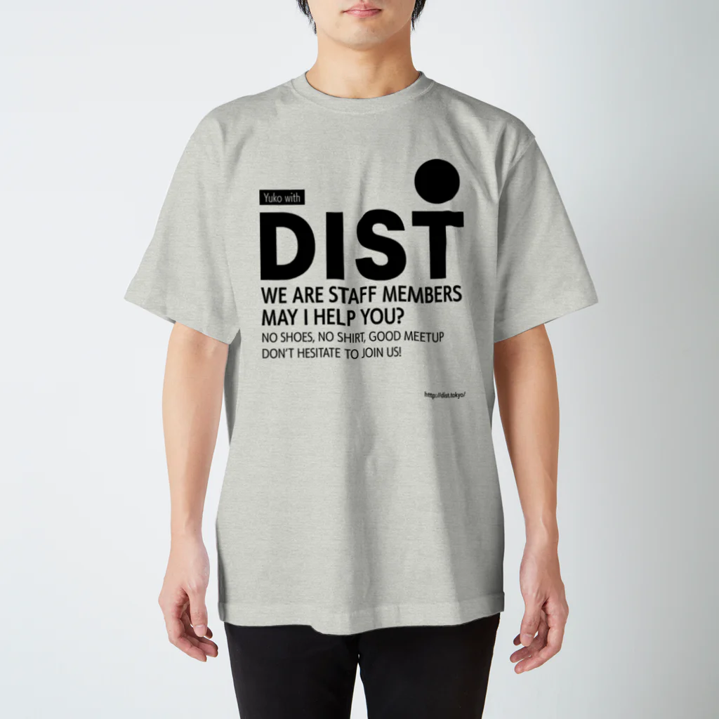 沖 良矢のDISTスタッフTシャツ（徳永 ver.） Regular Fit T-Shirt