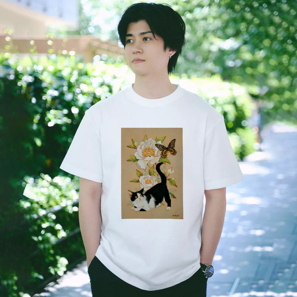 おちょぴの白い牡丹とハチワレ猫 Regular Fit T-Shirt