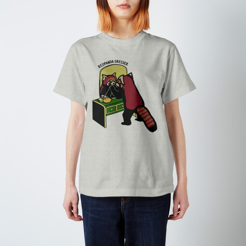 ムクデザインのレッサーパンダのドレッサー Regular Fit T-Shirt