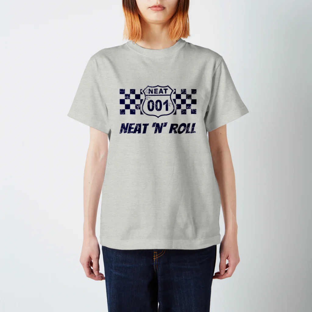 NEAT001のNEAT001ロゴ＋チェッカーフラッグ （淡色生地用） Regular Fit T-Shirt