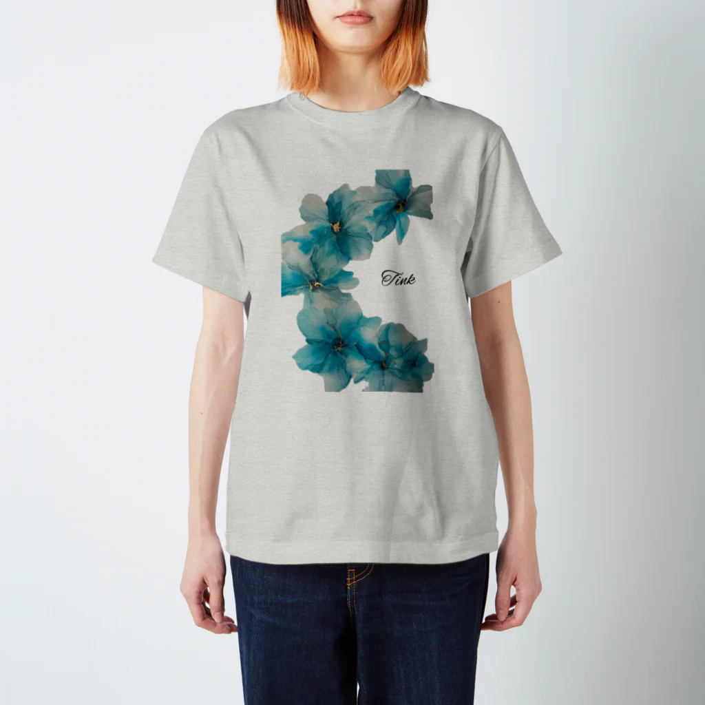 Tink_handmadeのTink ターコイズブルーflowerロゴ入り Regular Fit T-Shirt