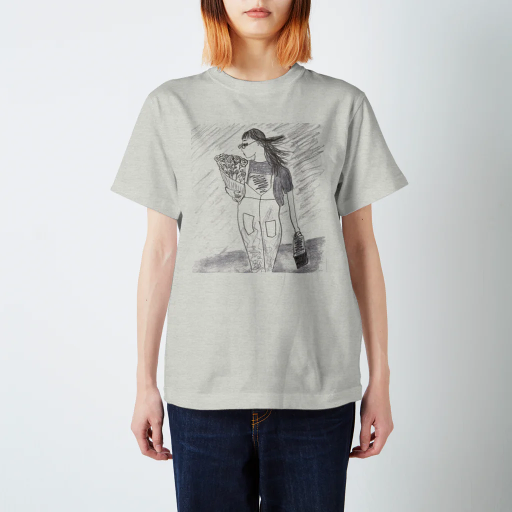 hiking_dressの花を抱えている女性 Regular Fit T-Shirt