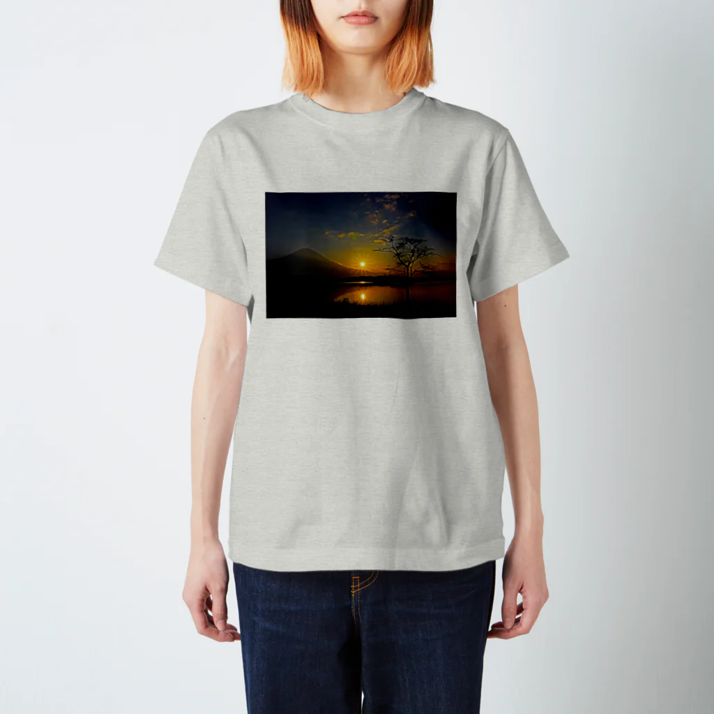 Shop Guest house Tokiwaの富士の日の出 スタンダードTシャツ