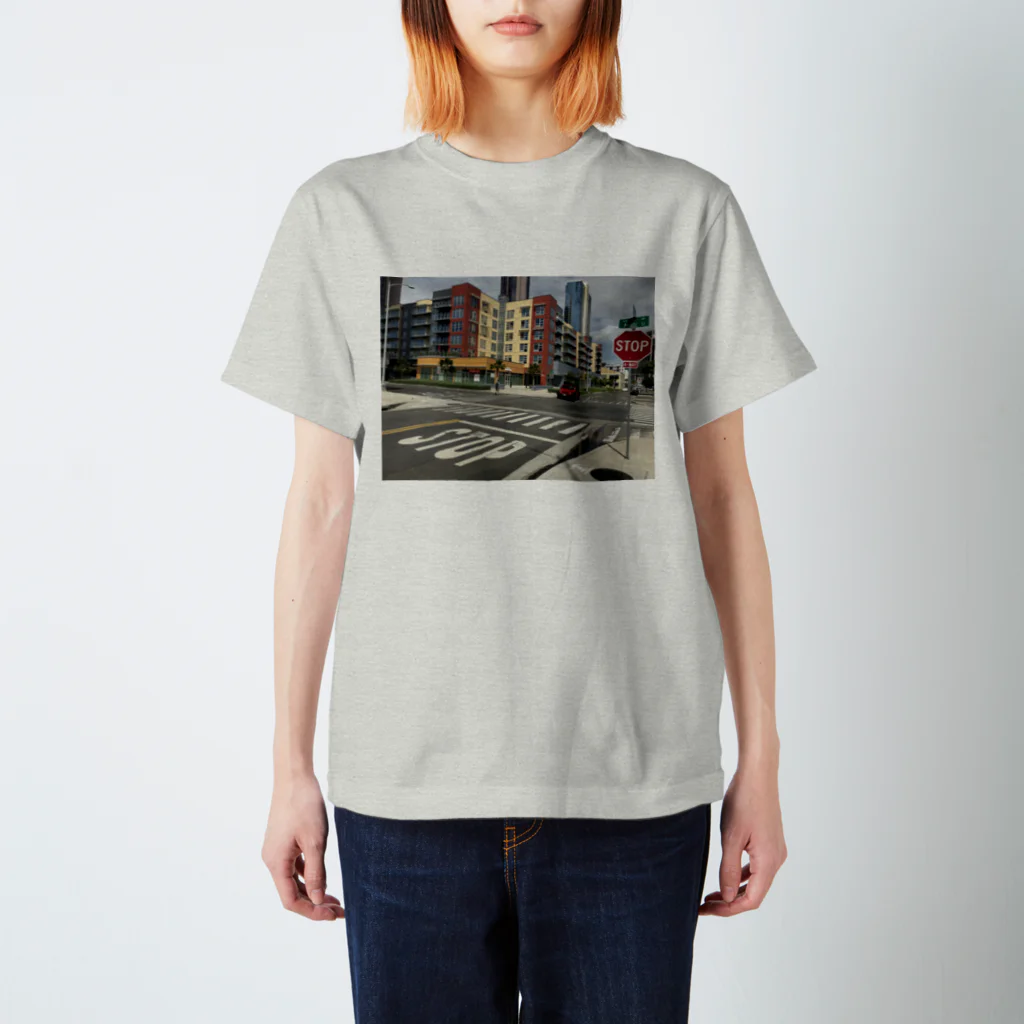 kisaragi0210の外国の街並み Regular Fit T-Shirt