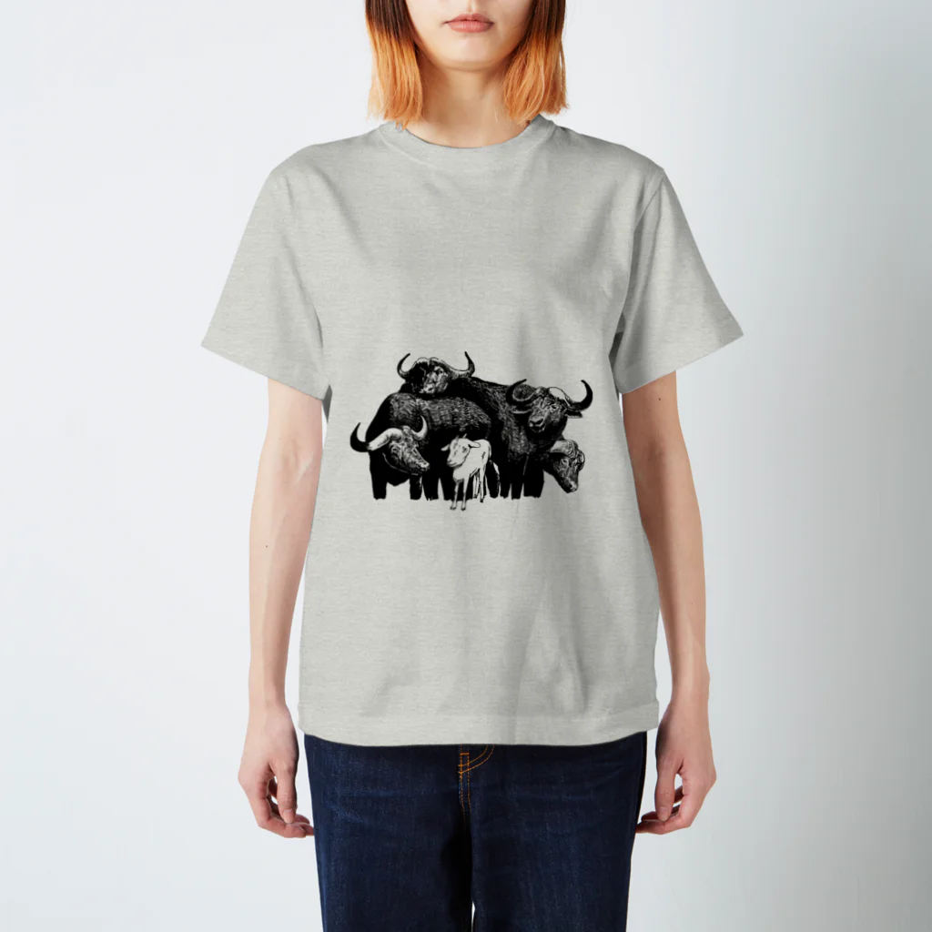 cosakuの水牛の群れの中のヤギ Regular Fit T-Shirt